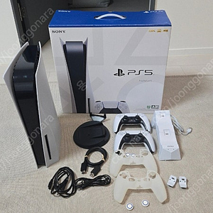 PS5 디스크버전 1118A 풀박스 + 추가듀얼센스 충전독 팝니다.