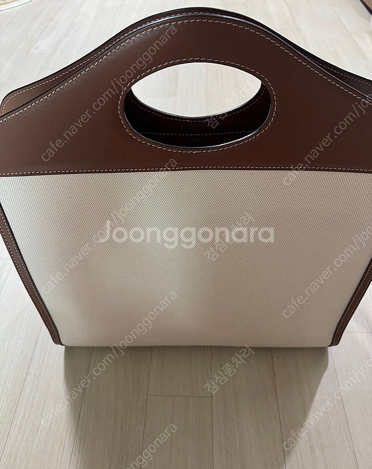 버버리 투톤 캔버스 포켓백 미디움 판매합니다.--4
