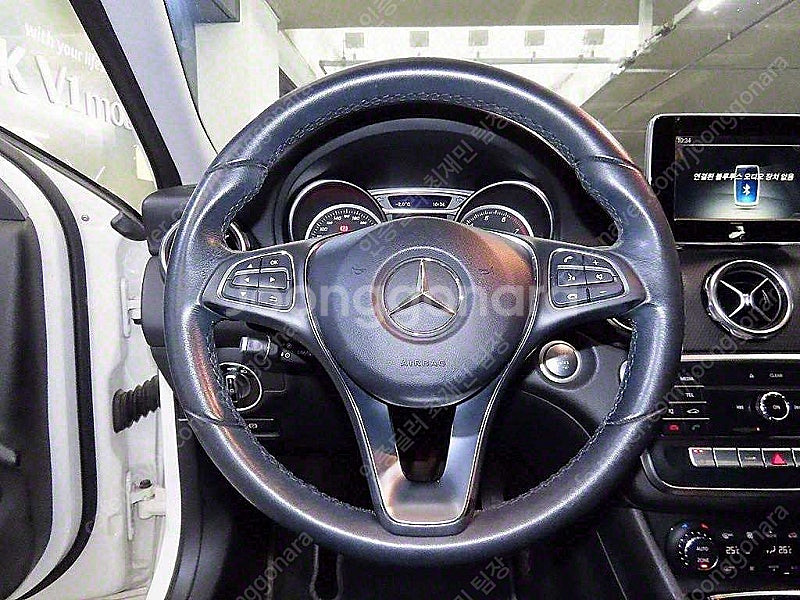 벤츠 GLA 중고 벤츠 GLA클래스 중고 흰색 2018년식 GLA220 개인사업자 차량구매--8