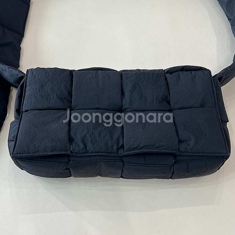 보테가베네타 패디드 테크 카세트 백--3