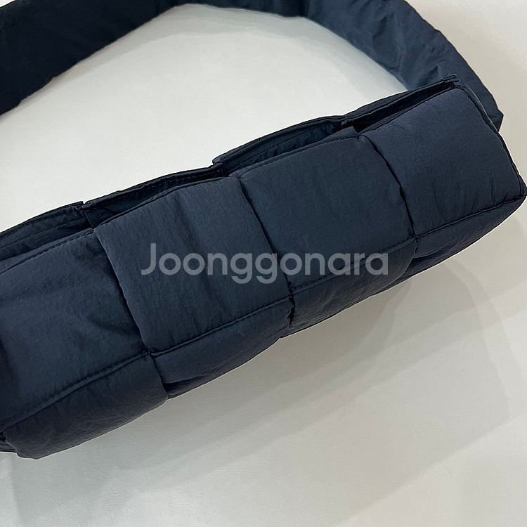 보테가베네타 패디드 테크 카세트 백--5