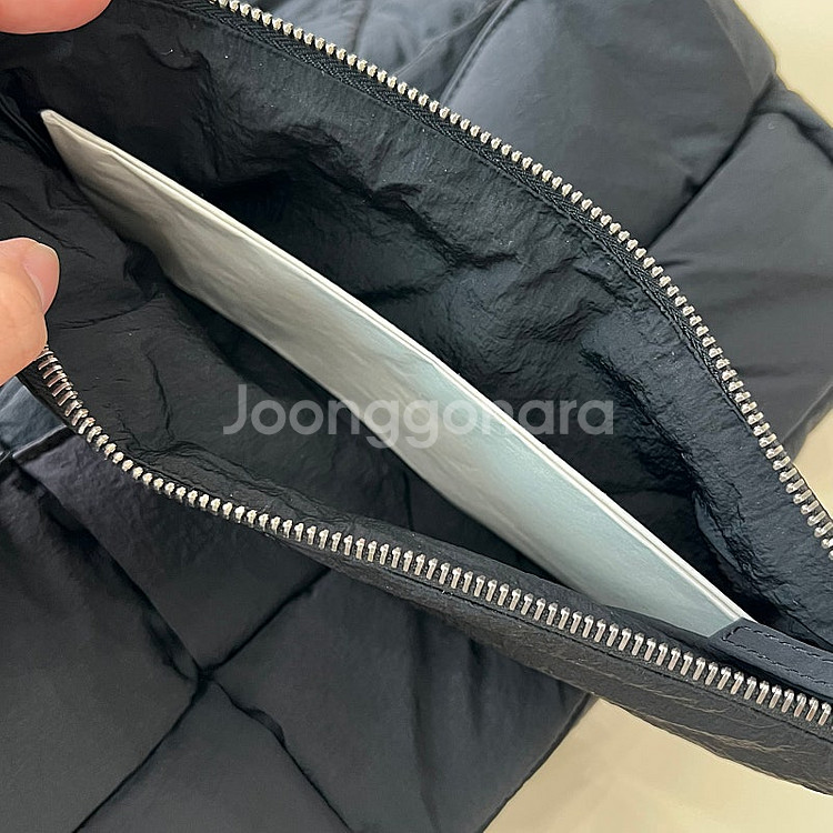 보테가베네타 패디드 테크 카세트 백--9