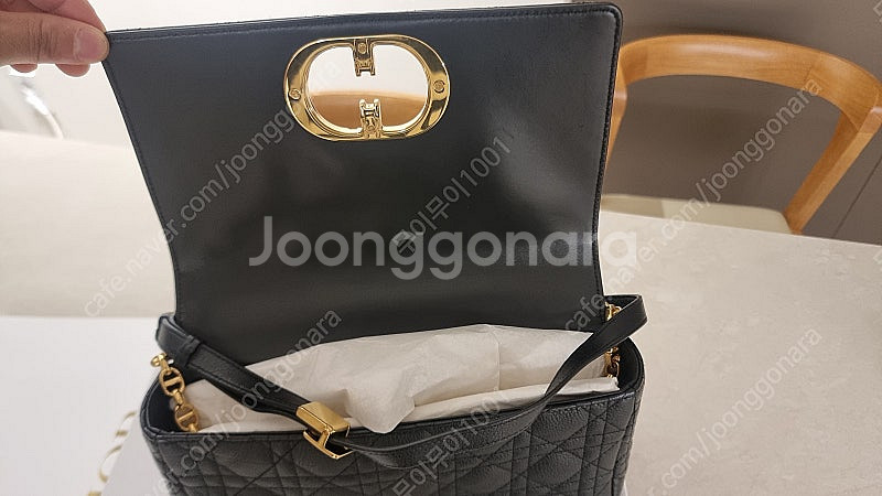 디올 카로백 미디움 블랙 금장 판매합니다--6