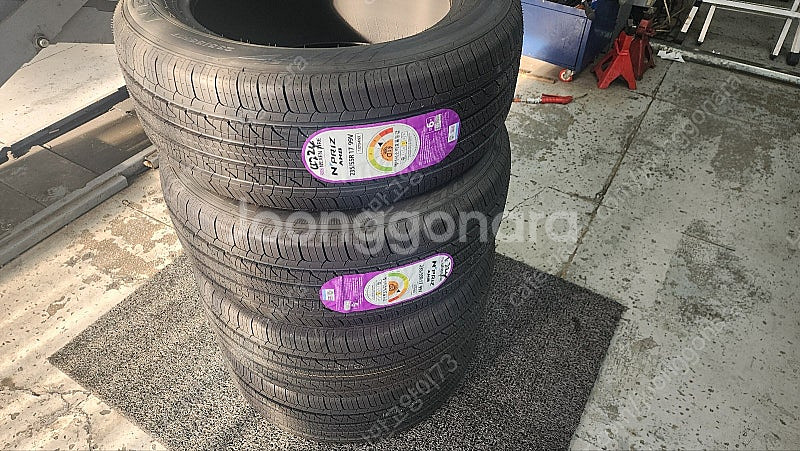 넥센타이어 AH8 235 55 17 이월타이어 팝니다.--3