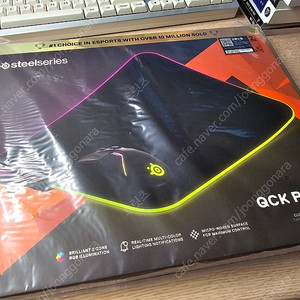 스틸시리즈 quick prism rgb 마우스패드 M 미개봉