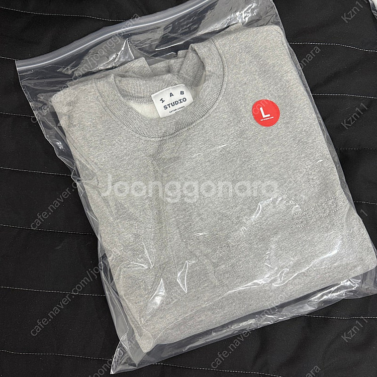 아이앱 스튜디오 엠보스드 스웨트셔츠 그레이--2