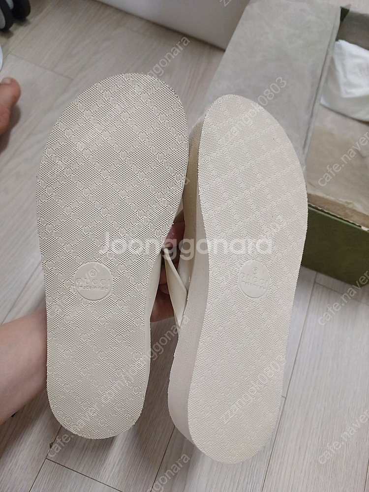 (새상품)구찌 쉐브론 여성 러버 쪼리 220--2