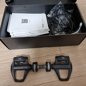신품급 파베로 아씨오마 듀오 파워미터페달 울테R8000 클릿포함 풀박스 싸게 판매합니다.