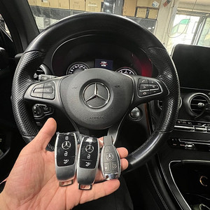 벤츠 GLC300 쿠페 4MATIC 2018 신형 스마트키 2EA + 근접도어(PKE) 시공 완료