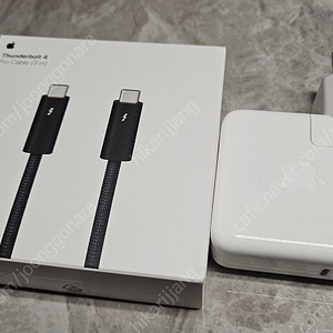 애플 - 썬더볼트 4 PRO . 3M + 정품 어댑터 70W ( 새제품 SS급 ) 판매 합니다 ^~^