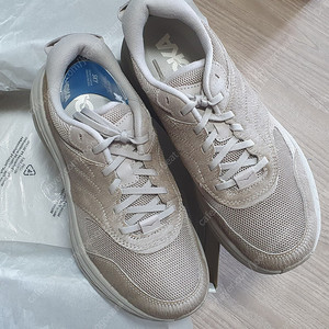 [새상품] 호카오네오네(hoka) X 엔지니어가먼츠(Engineered Garments) 본디L 심플리 토프 카우 헤어 _ 1127734-STCH (260cm)