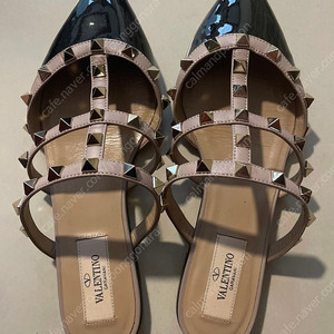 Valentino 페이턴트 락스터드 뮬