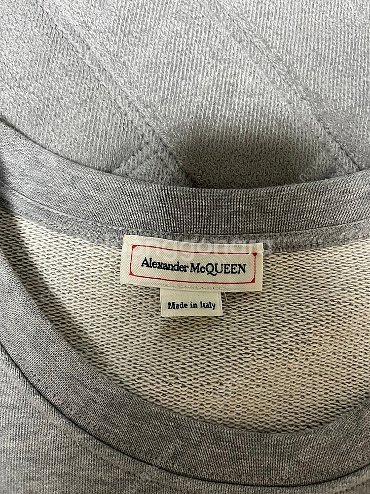 알렉산더 맥퀸 그레이 빅로고 맨투맨 M사이즈 새제품--3