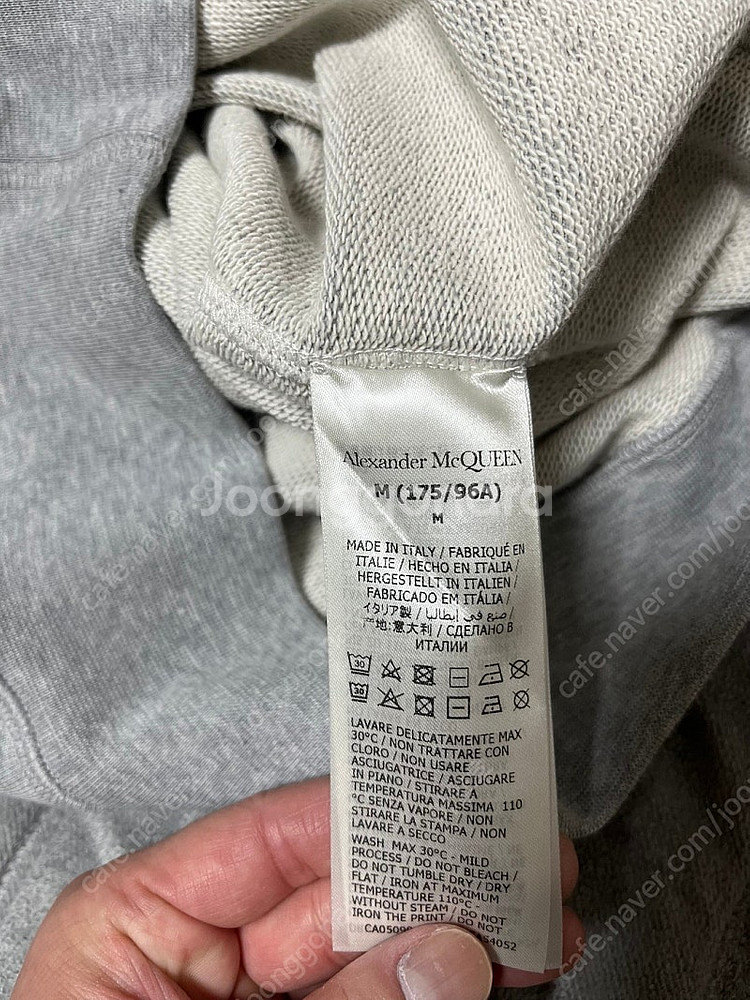 알렉산더 맥퀸 그레이 빅로고 맨투맨 M사이즈 새제품--4