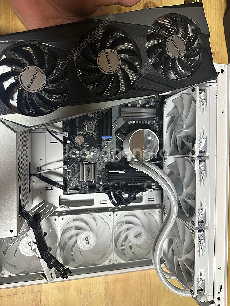 기가바이트rx6600xt 게이밍oc8gb팝니다--3