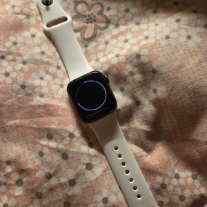 애플워치 SE 40mm 알루미늄 미드나이트 색상입니다