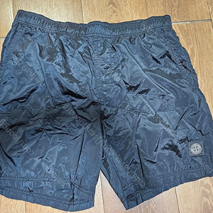 스톤아일랜드 나일론 메탈 스윔팬츠 블랙(Stone Island 7615B0943 V0029) XL 사이즈 입니다.