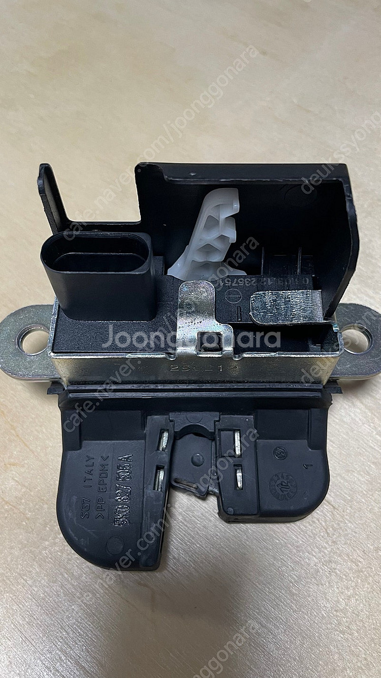 골프6세대 트렁크 래치 판매합니다.--1