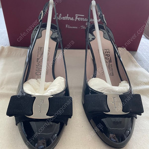 (정품)페레가모(ferragamo) 유광 슬링백 Flavia 블랙유광 6D 7cm