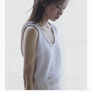 아비에무아 스쿱넥 슬리브리스 니티드 탑