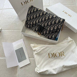 디올 오블리크 새들 체인파우치 판매