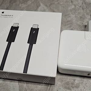 애플 - 썬더볼트 4 PRO . 3M + 정품 어댑터 70W ( 새제품 SS급 ) 판매 합니다 ^~^