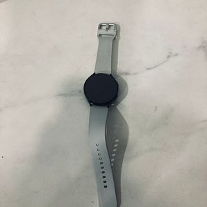 갤럭시 워치6 블랙 44MM S급 매우깨끗! 케이블포함 8만원 판매합니다!