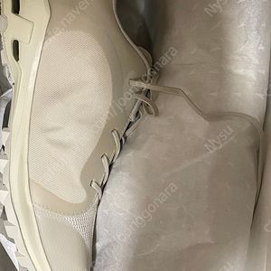 [새상품 8.5] Post Archive Faction x On Womens Cloudventure Peak 1 (Ice/Moondust)