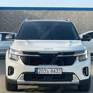 기아 중고 셀토스 중고차 흰색 2023년식 43,274km 가솔린 1.6 터보 2WD 시그니처 최저가 중고차