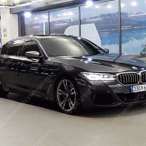 BMW 5시리즈 중고 BMW 중고 5시리즈 중고차 할부 검정색 2022년식 62,007km M550i xDrive 수원중고차