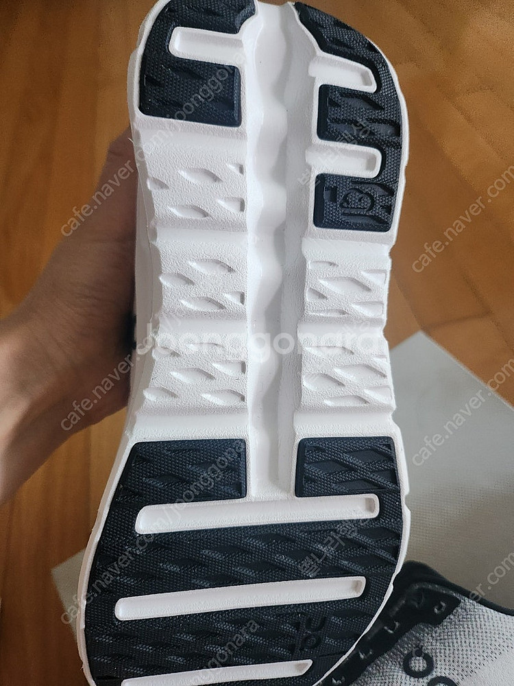 온러닝 클라우드틸트 흰검 us8 250--2