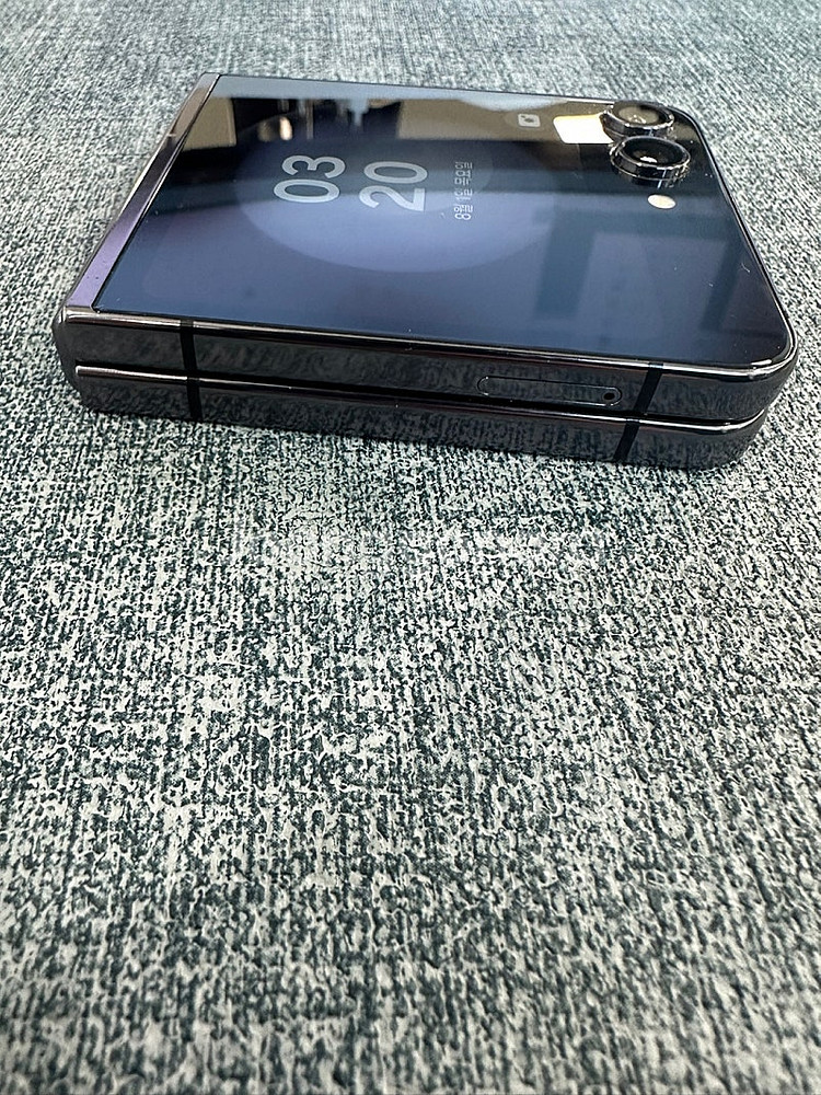 갤럭시Z플립5 256G 블랙 무잔상 작은 점멍 23만원...--9