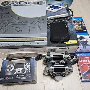 PS4 PRO(플스4프로) 판매합니다(SSD장착) 갓오브워에디션