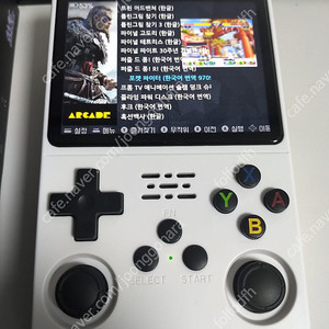 R36S 미사용 게임기 128g 한방팩 포함 판매합니다. R36S 128GB 한방팩 오락게임기 팔아요 휴대용 레트로 게임기 게임보이 콘솔 psp 오락실게임 고전게임 레트로게임 에뮬
