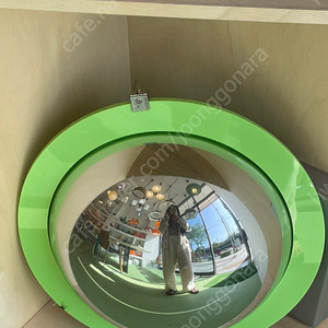 미드센츄리 풀오키드 제작 ufo 미러 볼록거울 우주선 미러 빈티지소품샵 단종으로 소장가치 있어요.
