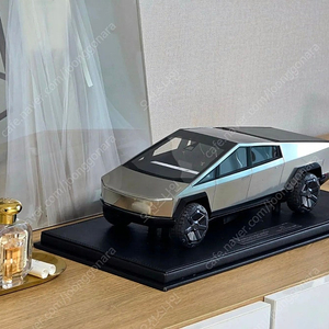 TOP MARQUES 테슬라 사이버트럭 1:18