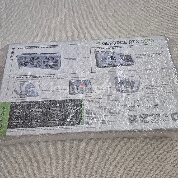 RTX 5070 3팬 이글 OC 화이트 미개봉--1