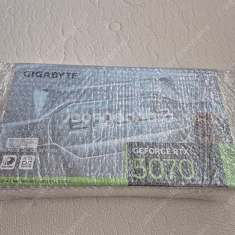RTX 5070 3팬 이글 OC 화이트 미개봉--2