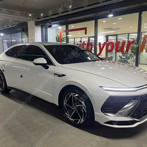 7,936 km 쏘나타 중고 디 엣지 DN8 중고 가솔린 2.0 익스클루시브 중고차직거래카페 흰색