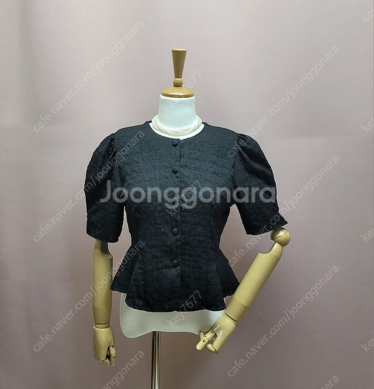 1.콩단추 퍼프 페플럼 블라우스 2.카라 퍼프 블라우스--1