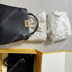 펜디 에센셜리 카프스킨 토트백