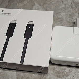 애플 - 썬더볼트 4 PRO . 3M + 정품 어댑터 70W ( 새제품 SS급 ) 판매 합니다 ^~^