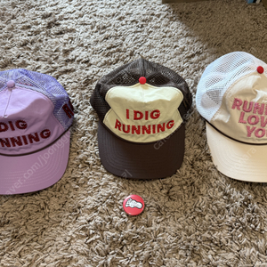알렉스 조노(Alex Zono) 모자 3개 ("I Dig Running" 갈색, 보라색, "Running Loves You" 분홍색) 팝니다.