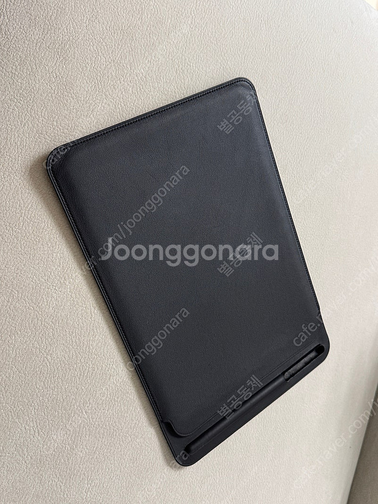iPad 10.5~11인치용 정품 가죽 슬리브 팝니다--0