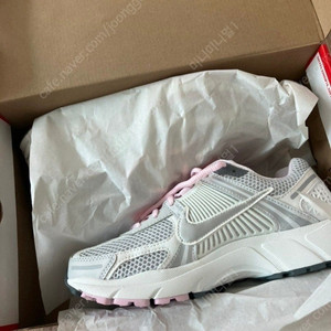 나이키 줌보메로5 포톤더스트 메탈릭실버 w250