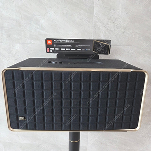 JBL Authentics 500 스피커와 전용스탠드