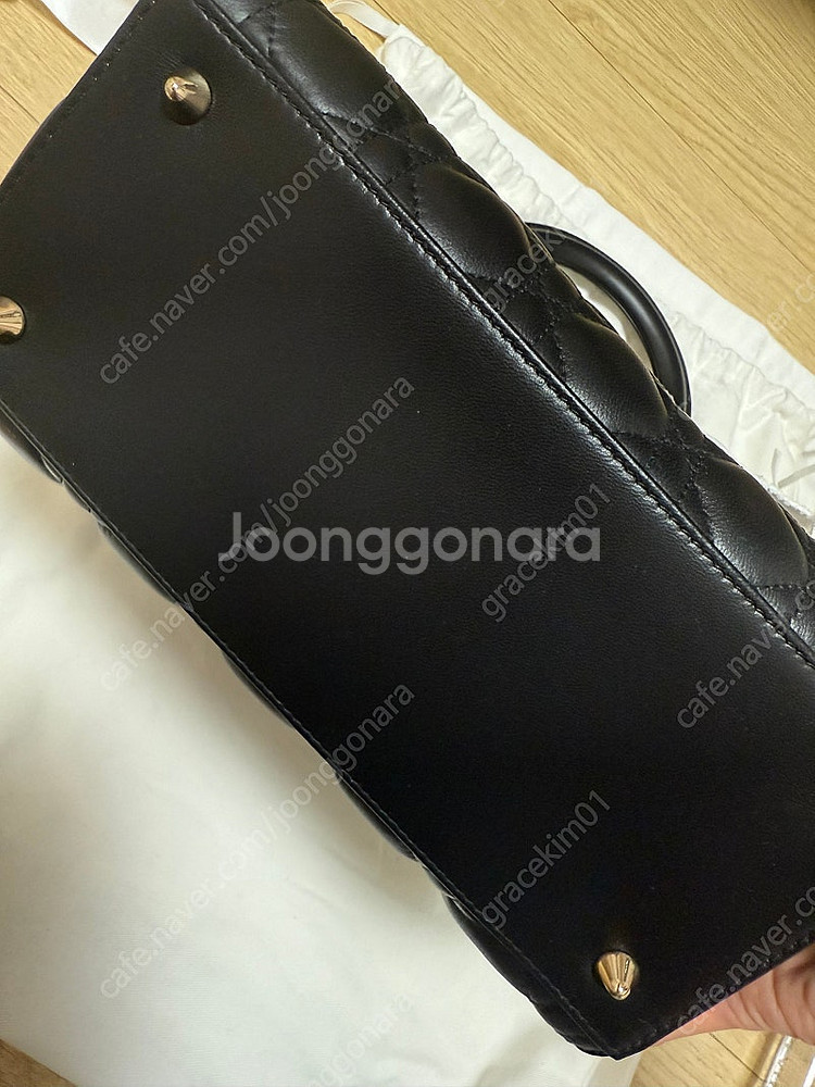 디올 레이디백 블랙 미디움 금장--2