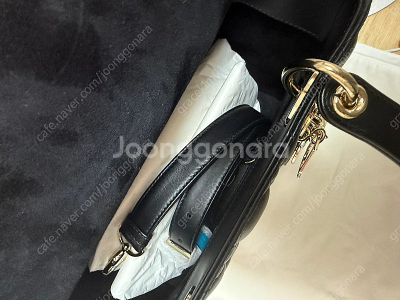 디올 레이디백 블랙 미디움 금장--3