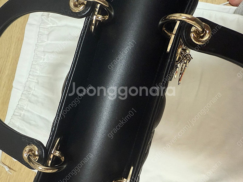 디올 레이디백 블랙 미디움 금장--4
