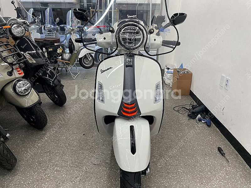 베스파 GTS125 민트급 700KM 풀튜닝 흰색 판매...--0